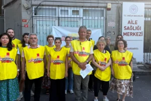 Beyin kanaması ve kanser tedavisi gören sağlık çalışanlarının sözleşmelerinin feshedilmesine tepki gösteren sendika üyeleri.