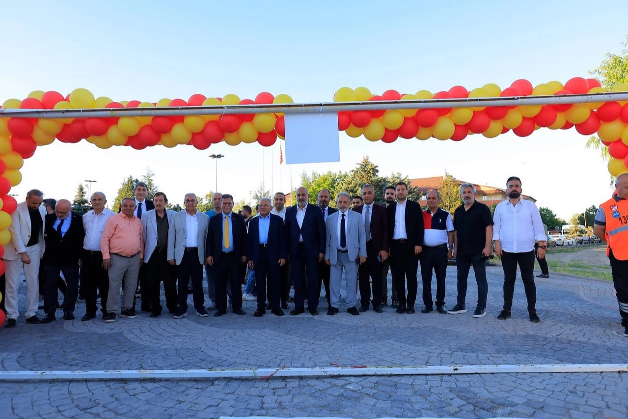 Kayseri Büyükşehir Belediye Başkanı Dr. Memduh Büyükkılıç, Kayserispor'un 60. yıl kutlamalarında destek mesajı veriyor.