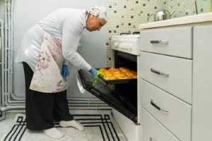 Belgin Çoko, Meslek Fabrikası kursları sayesinde kendi işini kurduktan sonra ürünlerini sergilerken