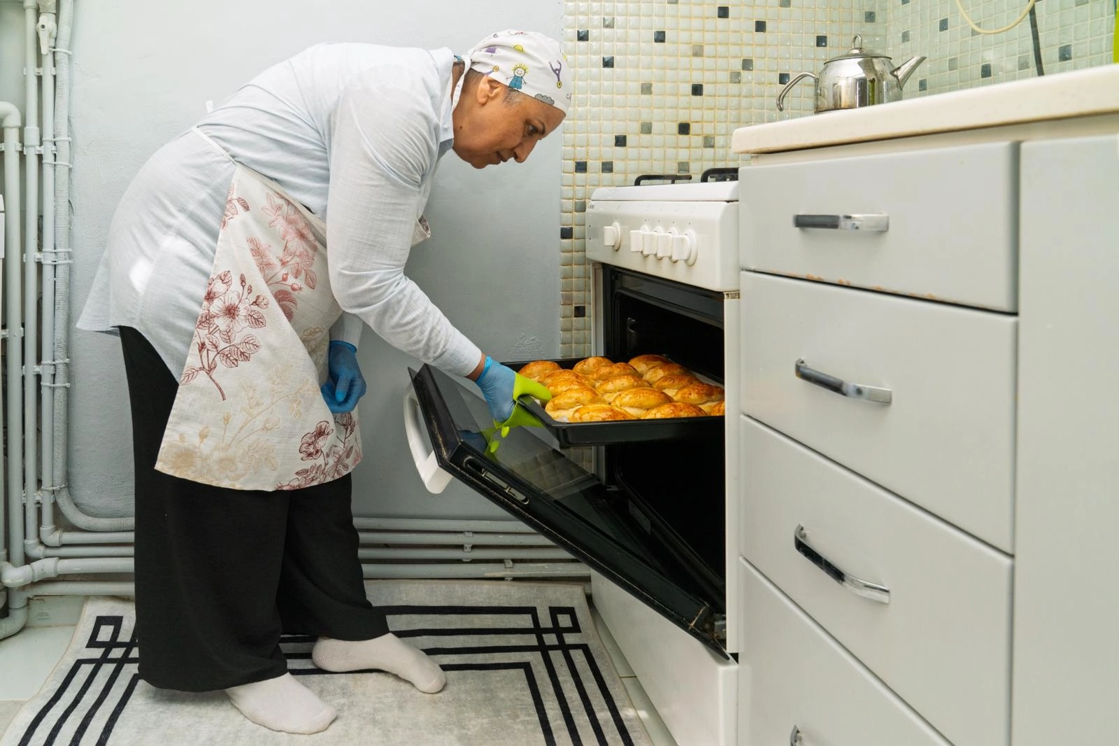 Belgin Çoko, Meslek Fabrikası kursları sayesinde kendi işini kurduktan sonra ürünlerini sergilerken