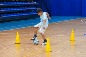 Maltepe Belediyesi Yaz Okulu'nda futsal ve masa tenisi derslerine katılan çocuklar