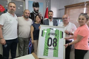 İş insanı İsmail Gökhan Özkül, Artvinspor kadın voleybol takımına destek veriyor.