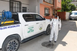 Osmangazi Belediyesi ekipleri Hamitler Mahallesi'nde haşerelere karşı ilaçlama yapıyor.