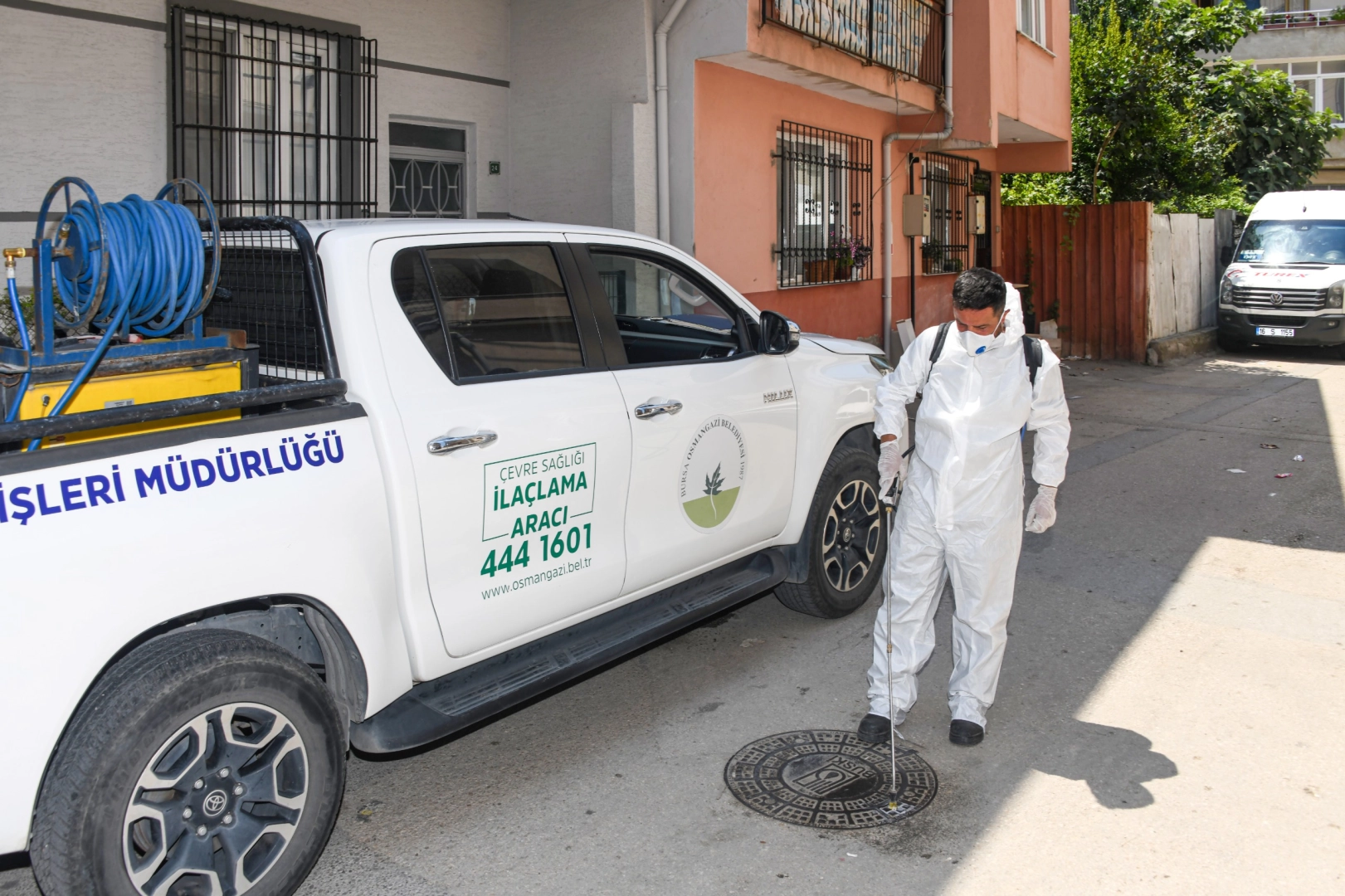 Osmangazi Belediyesi ekipleri Hamitler Mahallesi'nde haşerelere karşı ilaçlama yapıyor.