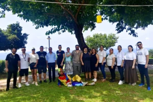 Antalya'da ZEYDAM projesi kapsamında düzenlenen etkinlikte yüzü boyanan bir çocuk gülümseyerek kameraya bakıyor.