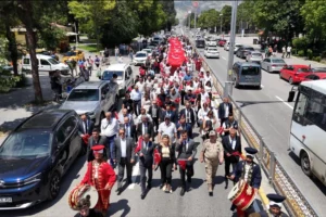 Erzincan Yaşayan Miras Şöleni'nin açılışından genel bir görüntü, katılımcıların geleneksel el sanatları stantlarını ziyaret ettiği an.