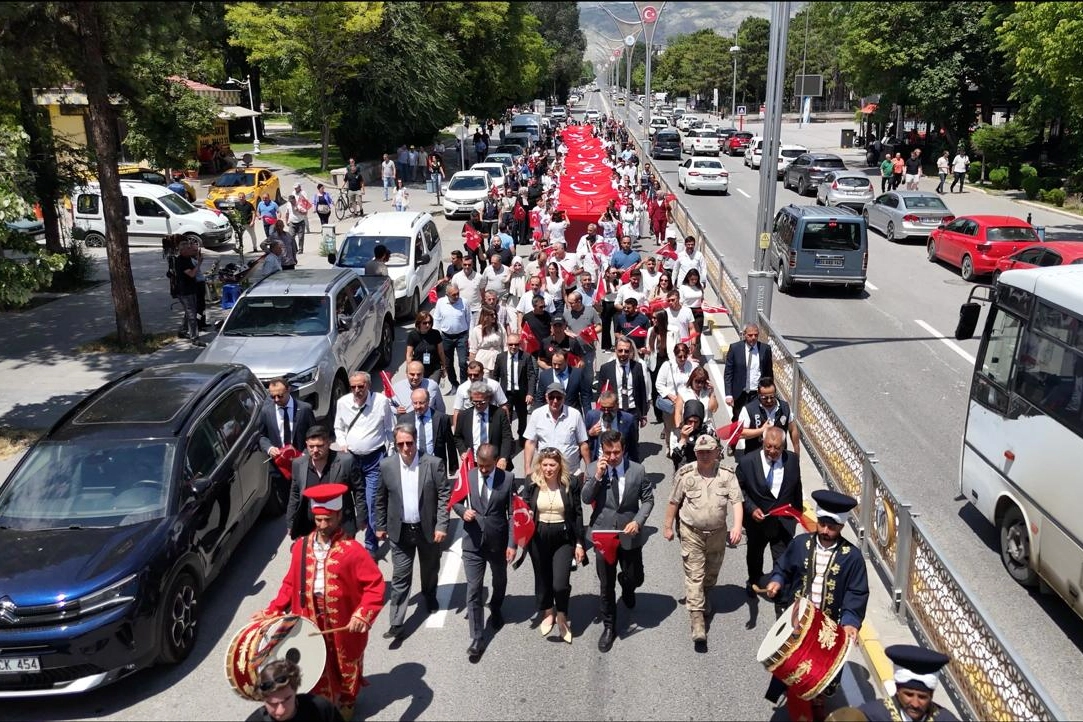 Erzincan Yaşayan Miras Şöleni'nin açılışından genel bir görüntü, katılımcıların geleneksel el sanatları stantlarını ziyaret ettiği an.