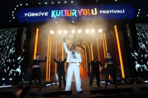 Gökhan Türkmen, Bursa Kültür Yolu Festivali'nde sahne alırken