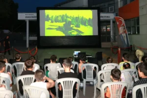 Osmangazi Belediyesi'nin düzenlediği açık hava sinema etkinliğinde çocuklar film izliyor.
