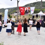 Mersin'de düzenlenen köy şenliğinde kadın girişimciler stantlarında ürünlerini sergiliyor, çocuklar ise atölyelerde eğleniyor.