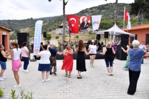 Mersin'de düzenlenen köy şenliğinde kadın girişimciler stantlarında ürünlerini sergiliyor, çocuklar ise atölyelerde eğleniyor.