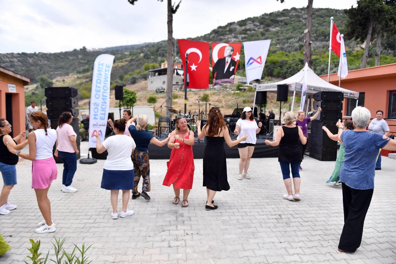 Mersin'de düzenlenen köy şenliğinde kadın girişimciler stantlarında ürünlerini sergiliyor, çocuklar ise atölyelerde eğleniyor.
