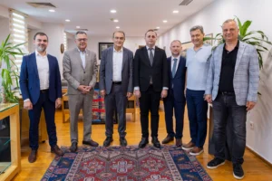 UITP Genel Sekreteri Mohamed Mezghani, İzmir Büyükşehir Belediye Başkan Vekili Dr. Zafer Levent Yıldır ile toplu taşıma üzerine görüşüyor.