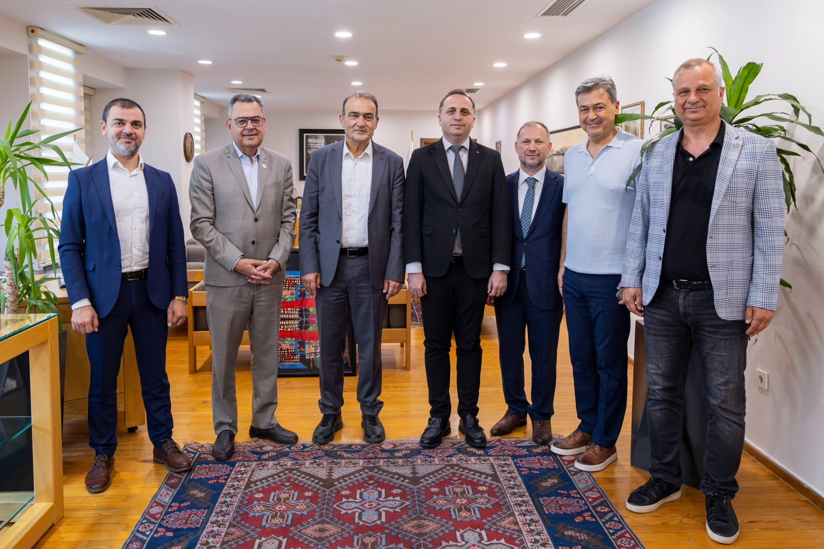 UITP Genel Sekreteri Mohamed Mezghani, İzmir Büyükşehir Belediye Başkan Vekili Dr. Zafer Levent Yıldır ile toplu taşıma üzerine görüşüyor.