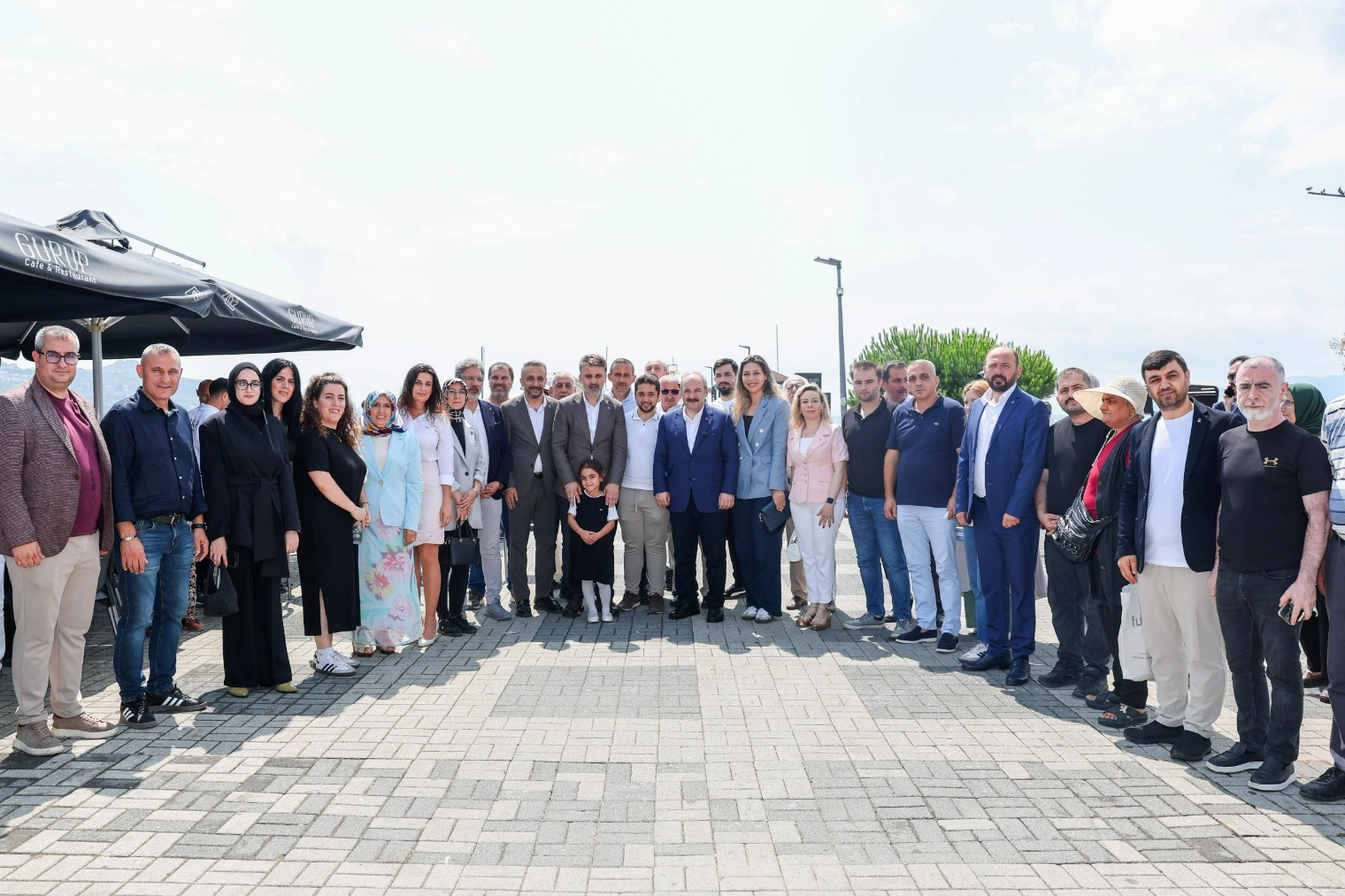 Gemlik'te aşure etkinliğinde Şahin Biba ve Mustafa Varank vatandaşlara aşure ikram ediyor.