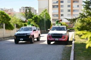 Ankara Büyükşehir Belediyesi ekipleri, kent genelinde haşerelere karşı ilaçlama çalışması yapıyor.