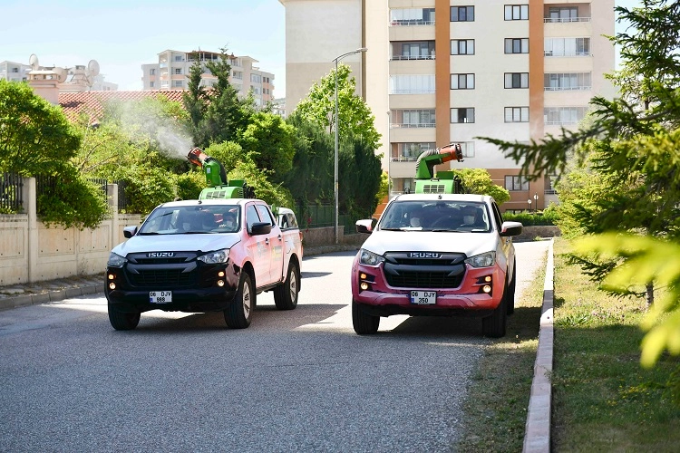 Ankara Büyükşehir Belediyesi ekipleri, kent genelinde haşerelere karşı ilaçlama çalışması yapıyor.