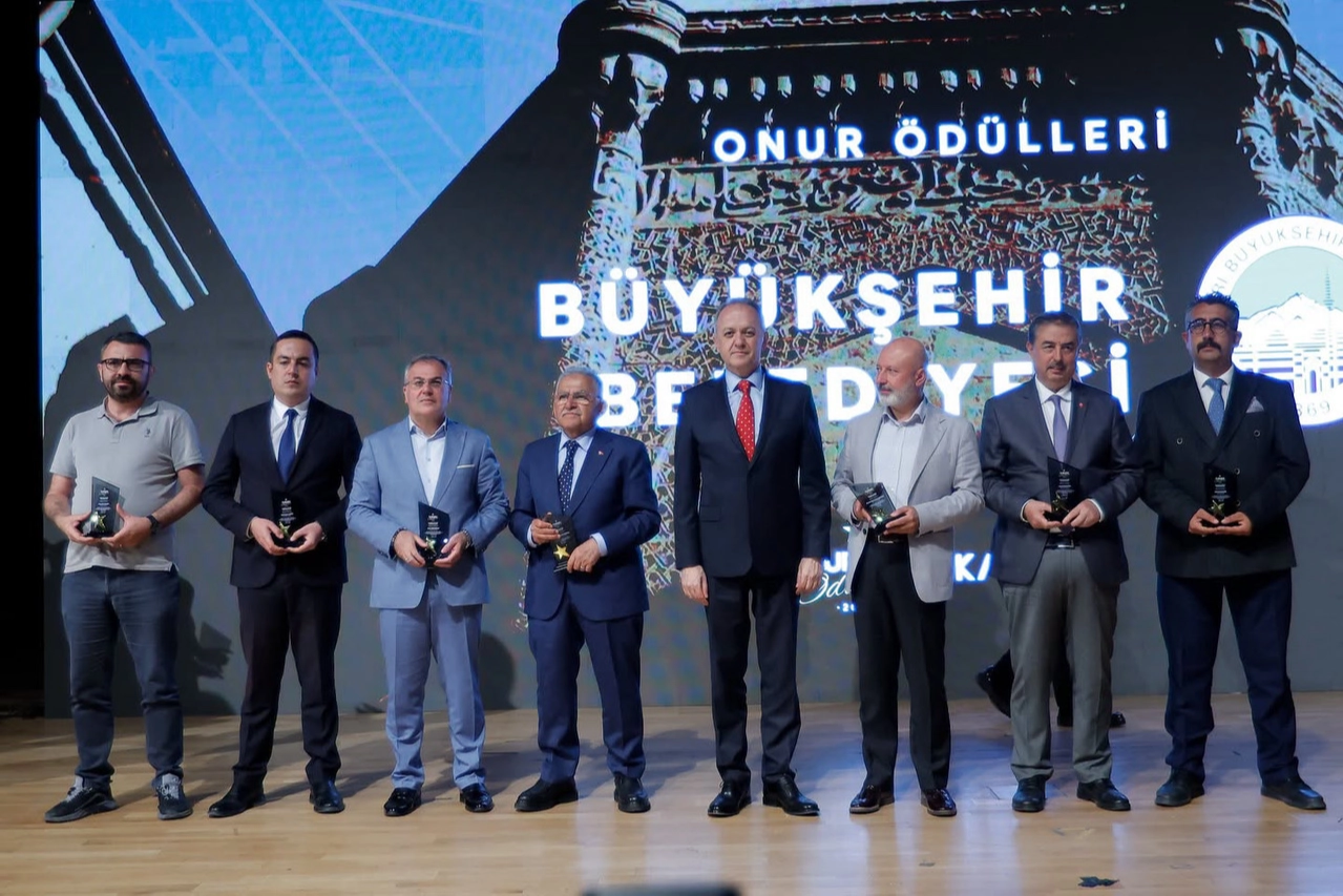 Kayseri Büyükşehir Belediyesi'nin turizmde kazandığı üç ödülü gösteren görsel
