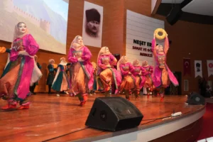 Kuzey Kafkasya Kültür ve Sanat Festivali kapsamında halk dansları gösterisi yapan sanatçılar