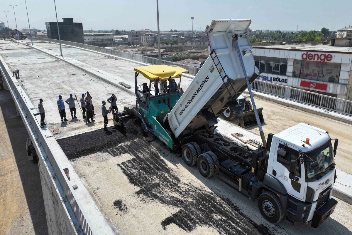 Adana Büyükşehir Belediyesi'nin D-400 Karayolu'nda tamamladığı yeni köprülü kavşak projesi