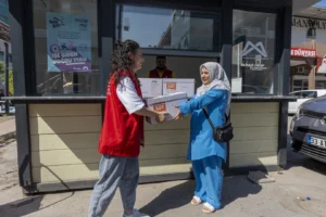 Mersin Büyükşehir Belediyesi'nin anne adaylarına yönelik hamile bakım sütü projesi kapsamında dağıtılan süt paketleri