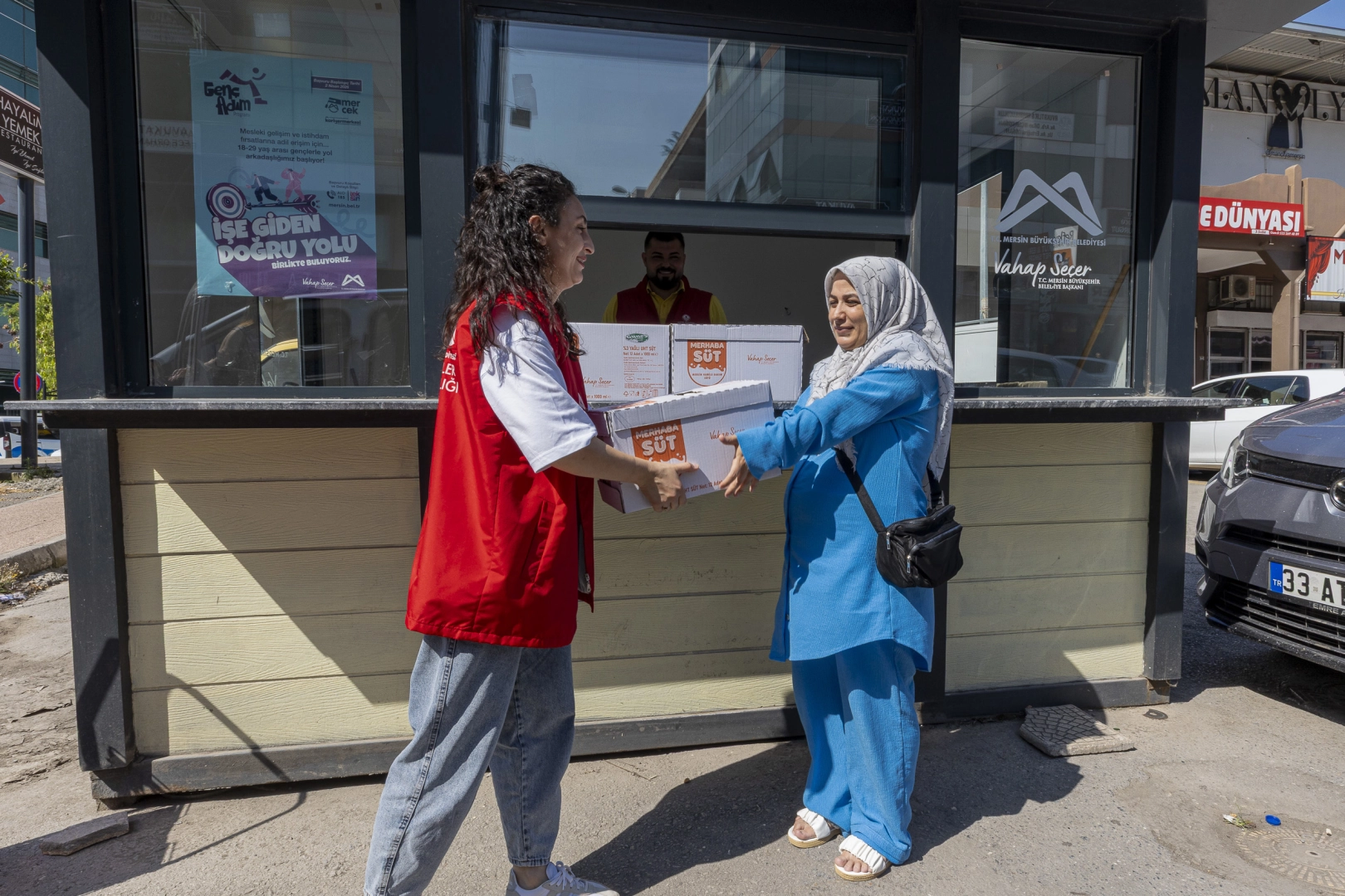 Mersin Büyükşehir Belediyesi'nin anne adaylarına yönelik hamile bakım sütü projesi kapsamında dağıtılan süt paketleri