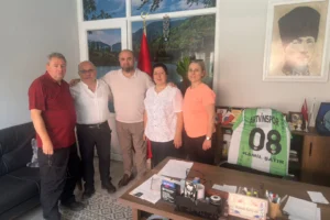 Artvinspor Kulübü yöneticileri, kadın voleybol takımı için destek arayışları kapsamında iş insanı Şatır ailesini ziyaret etti.