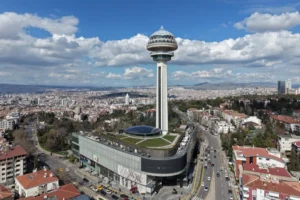 Ankara'da konut piyasasında satışların yavaşlamasıyla alıcılar için pazarlık fırsatlarının arttığı dönemi yansıtan görsel.