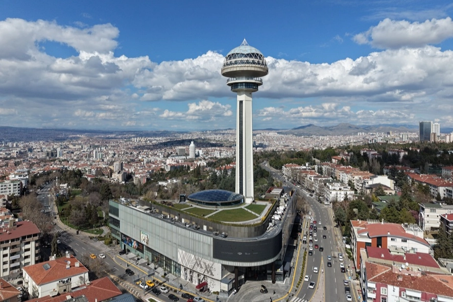 Ankara'da konut piyasasında satışların yavaşlamasıyla alıcılar için pazarlık fırsatlarının arttığı dönemi yansıtan görsel.