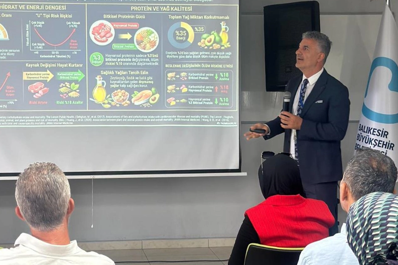 Balıkesir'de düzenlenen Aromaterapi Festivali'nde sağlıklı yaşlanma üzerine Longevity semineri veriliyor.