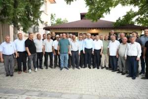 Malatya Büyükşehir Belediye Başkanı Sami Er'in Darende ziyareti kapsamında muhtarlar ve esnafla buluşması ve aşure etkinliğine katılımı.
