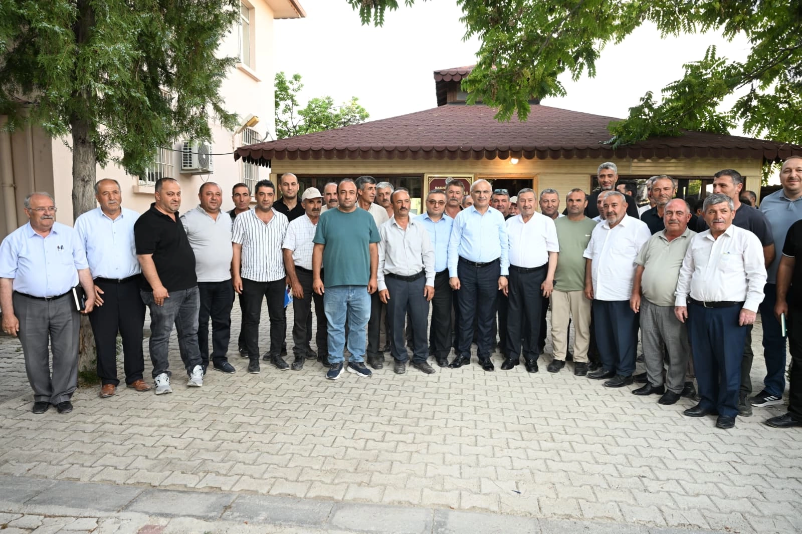 Malatya Büyükşehir Belediye Başkanı Sami Er'in Darende ziyareti kapsamında muhtarlar ve esnafla buluşması ve aşure etkinliğine katılımı.