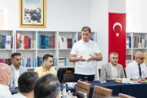 İzmir Büyükşehir Belediye Başkanı Dr. Cemil Tugay Kemeraltı esnafıyla bir araya geldi.