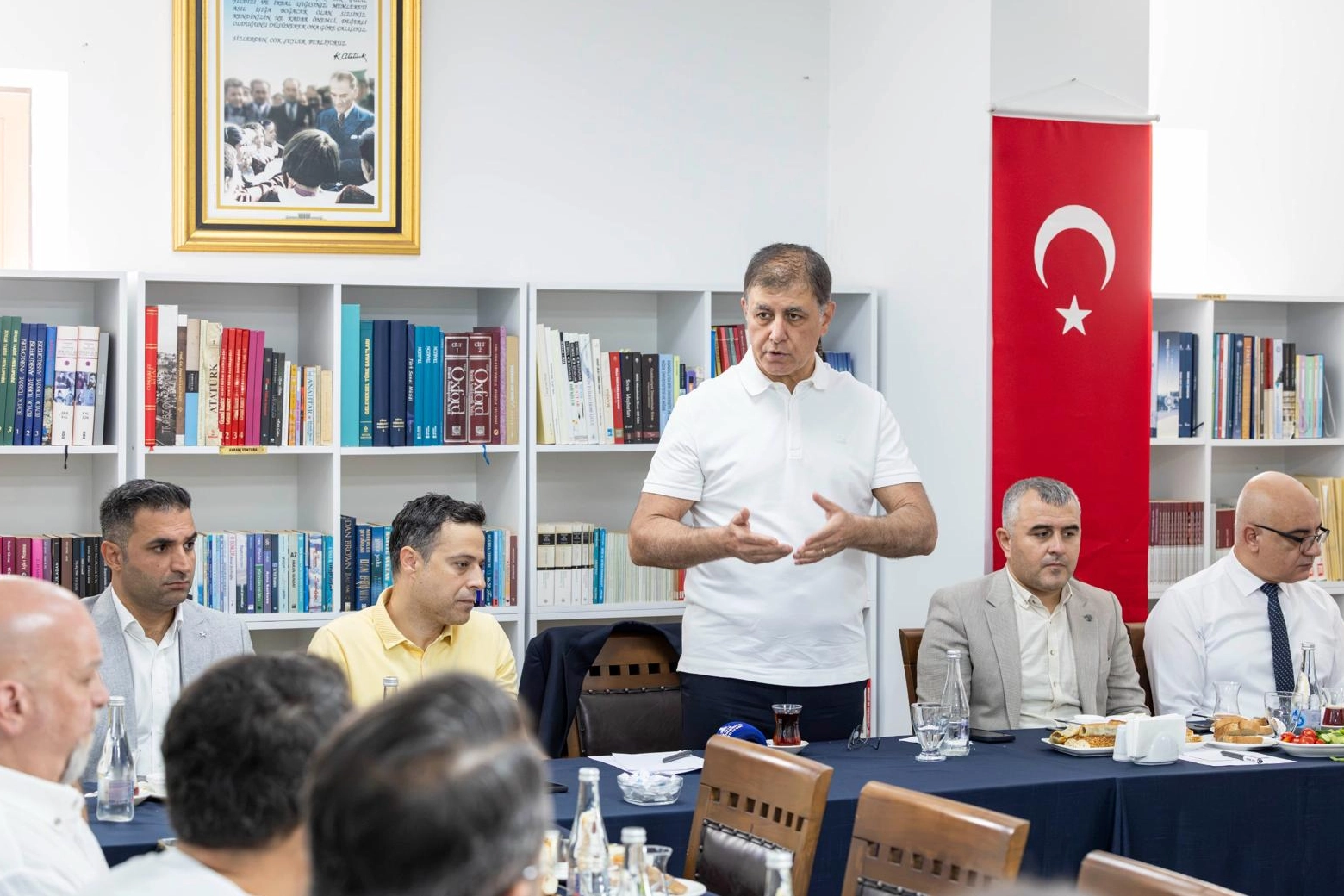 İzmir Büyükşehir Belediye Başkanı Dr. Cemil Tugay Kemeraltı esnafıyla bir araya geldi.