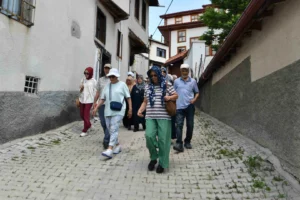 Ankara Büyükşehir Belediyesi tarafından düzenlenen ücretsiz kent gezileri kapsamında Başkentliler tarihi ve doğal güzellikleri keşfediyor.