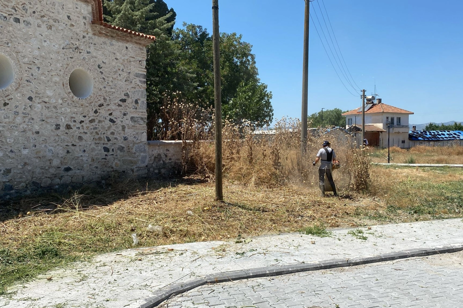 Manisa Büyükşehir Belediyesi'nin Karacaahmet Türbesi'nde gerçekleştirdiği kapsamlı temizlik çalışması