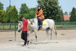 Sakarya'da sağlıklı yaşam programı kapsamında ata binen kadınlar