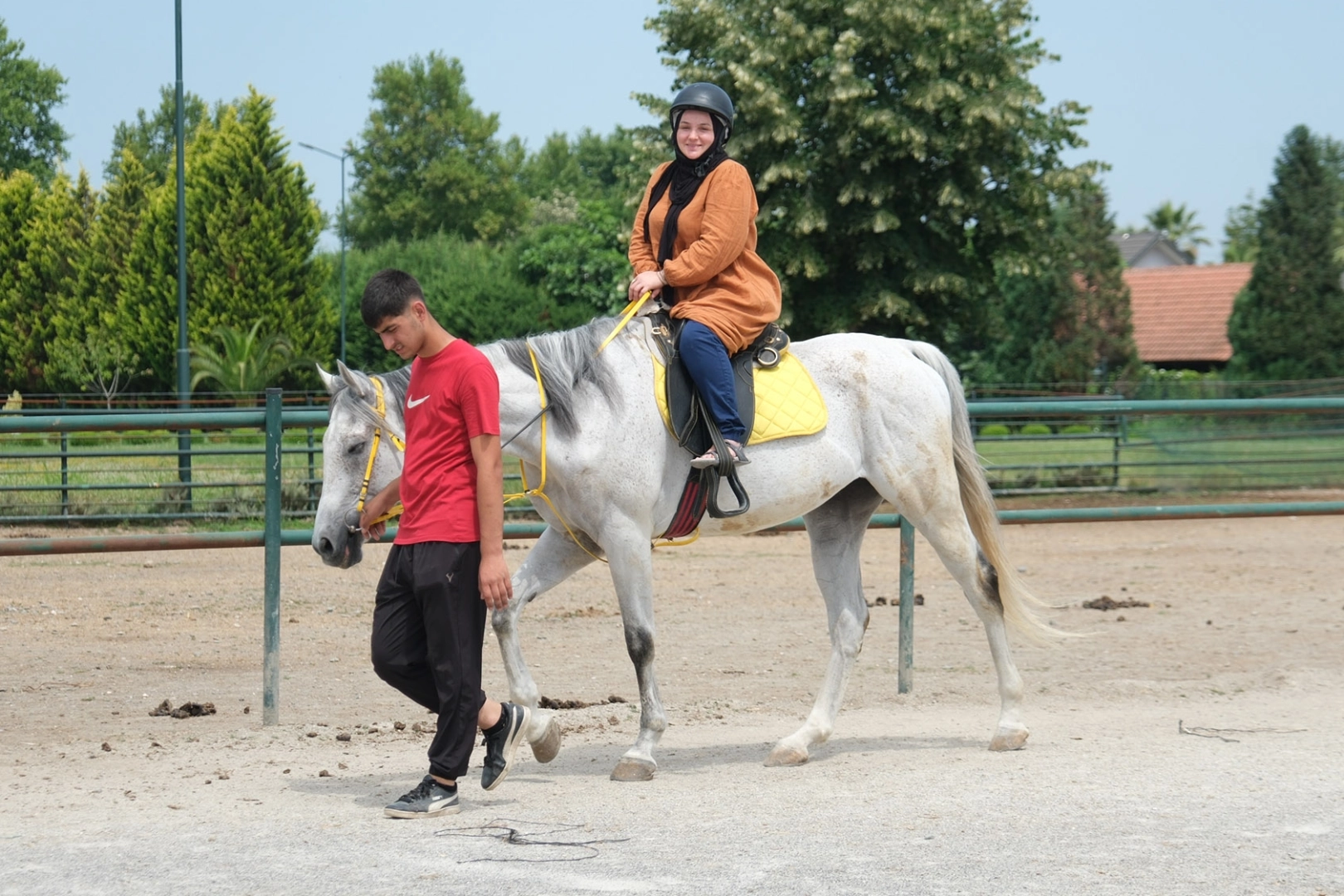 Sakarya'da sağlıklı yaşam programı kapsamında ata binen kadınlar