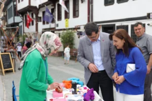 Kütahya Belediye Başkanı Eyüp Kahveci, Germiyan Sokak'taki etkinlikte üreticilerle sohbet ediyor