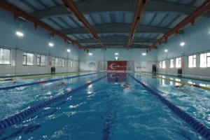 Erciyes Yüksek İrtifa Kamp Merkezi'nin yeni sezona hazır olduğunu gösteren modern tesisler