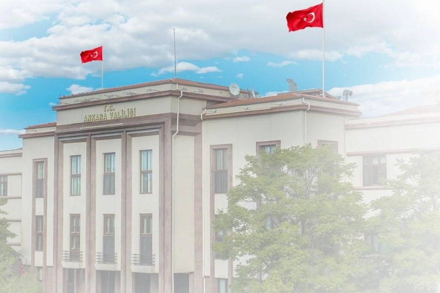 Ankara Valiliği binası önünde açıklama yapan yetkililer