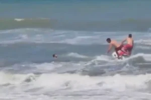 Akçakoca Karaburun Plajı'nda cankurtaranın müdahalesiyle kurtarılan kişiler