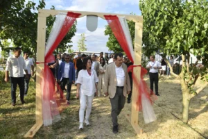 ATA Çiftliği'nde düzenlenen ilk dut hasadı etkinliğinde büyükelçiler ve temsilcileri bir araya geldi.