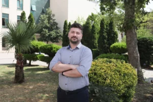 Bursa Teknik Üniversitesi'nden Dr. Gökhan Gökmen, uluslararası bir konferansta 'En İyi Bildiri' ödülünü alırken