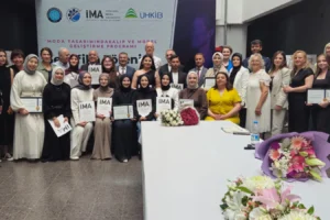 Bursa'da moda tasarım programını tamamlayan öğrencilere sertifikaları veriliyor.