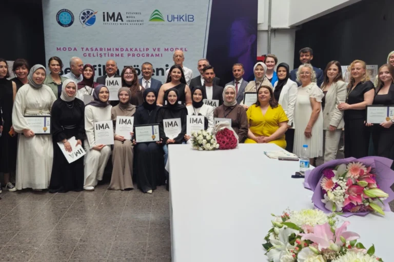 Bursa'da moda tasarım programını tamamlayan öğrencilere sertifikaları veriliyor.