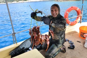 Antalya'da düzenlenen Aslan Balığı avlama ve tadım etkinliğinde yakalanan balıklar