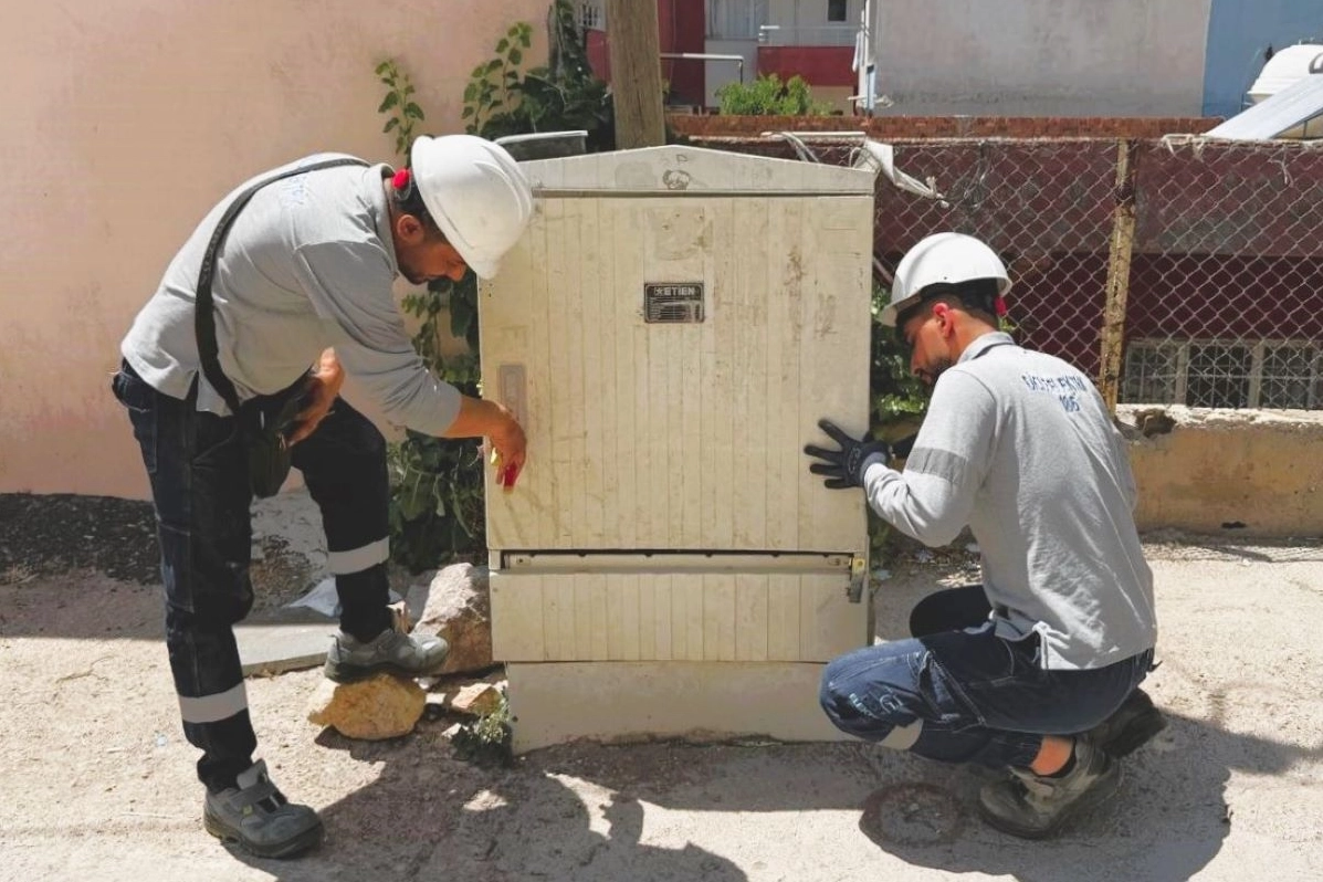 Mardin'de yetkisiz müdahaleler sonucu hasar gören elektrik panoları