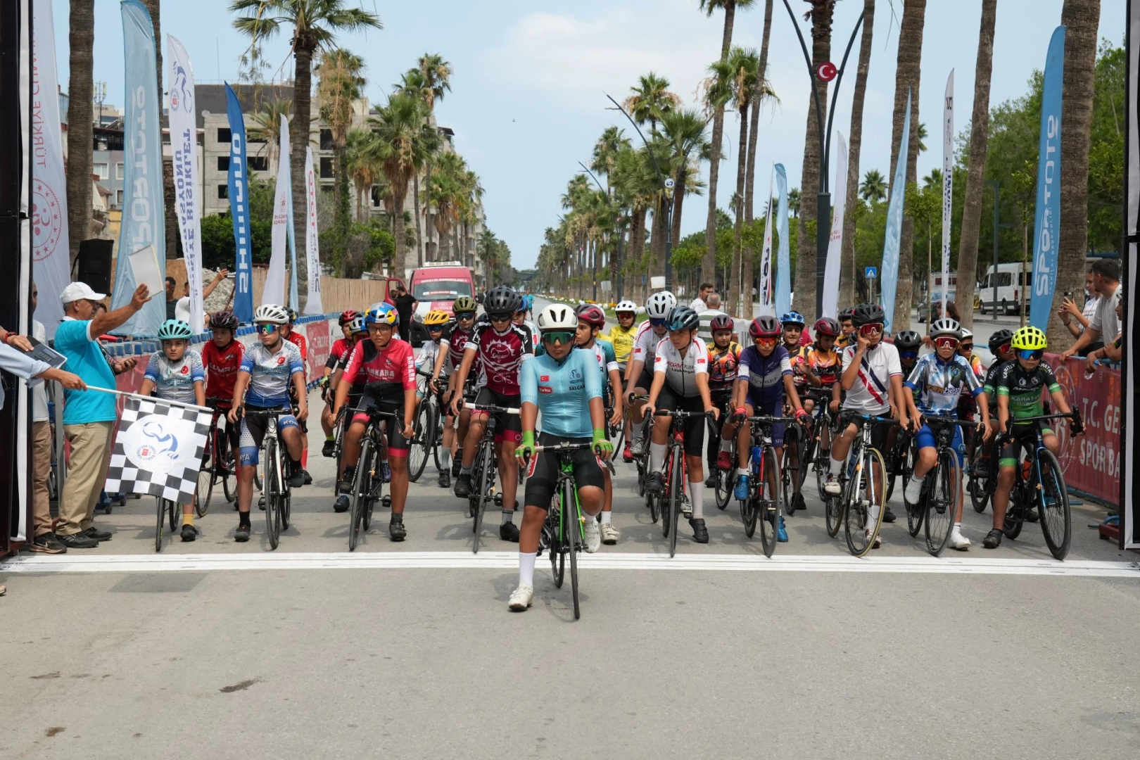 Genç bisikletçiler İskenderun'da Türkiye Kupası puanlı yol yarışlarında mücadele ediyor.