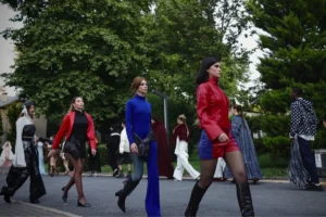 İstanbul Bilgi Üniversitesi Tekstil ve Moda Tasarımı Bölümü mezuniyet defilesinden bir kare
